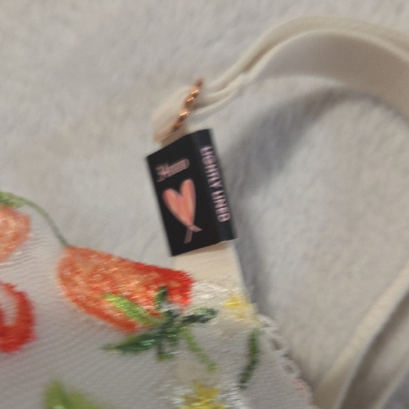 Victoria's Secret Cream Bra with Strawberry Embroidery - Picture 5 of 6